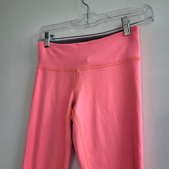 Lululemon Wonder 8 Under Reversible Pink and Grey Cropped Leggings Ladies 4 Gym - Picture 4 of 14